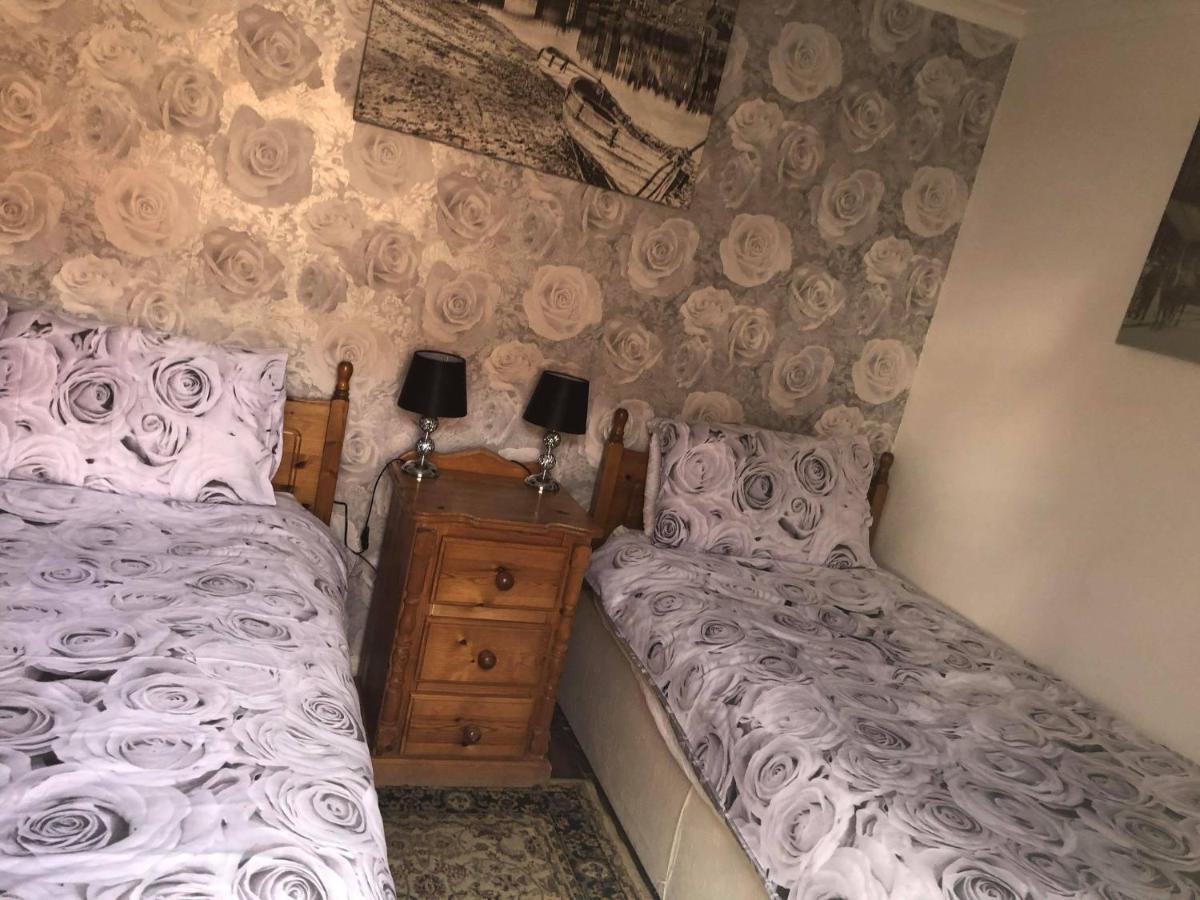 Endeavour Sleeps 6 *