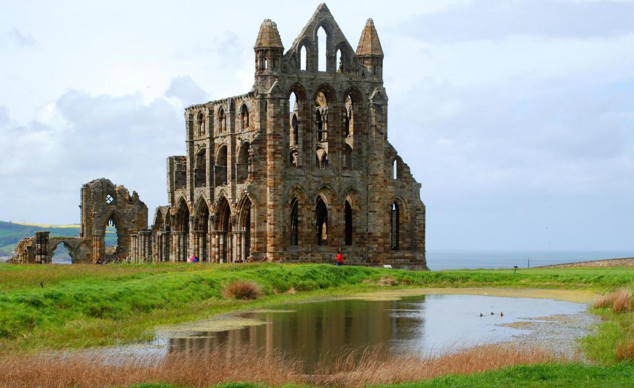Endeavour Sleeps 6 *